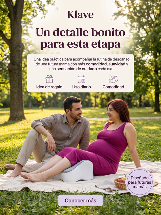 Pareja en un picnic con una almohada para piernas como regalo de embarazo