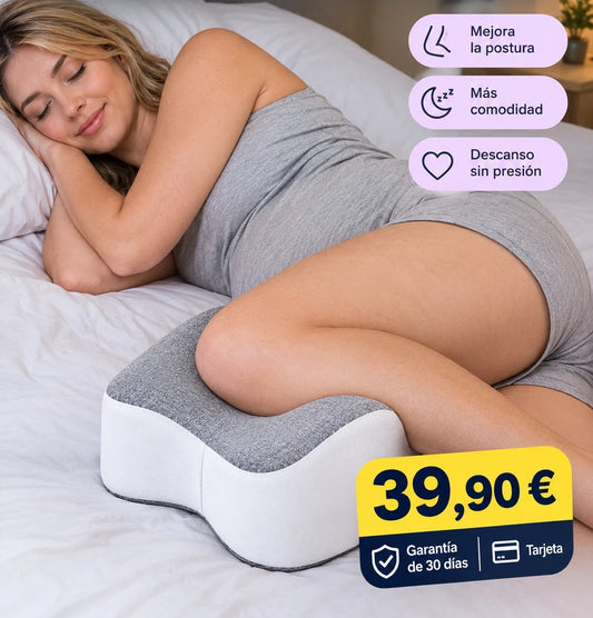 Mujer durmiendo de lado con la almohada viscoelástica para piernas entre las rodillas