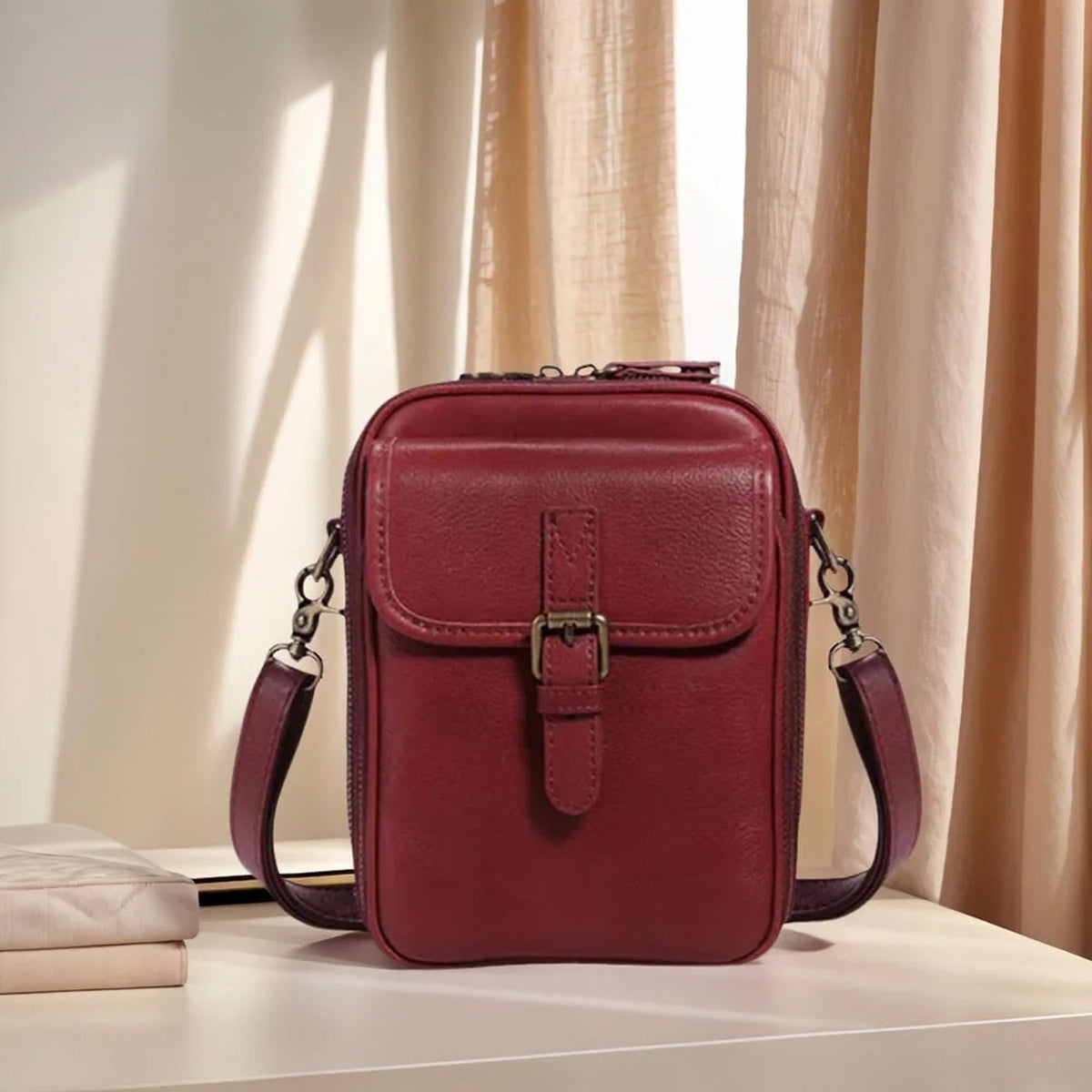 Bolso bandolera burdeos en un salón