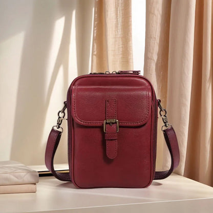Bolso bandolera burdeos en un salón