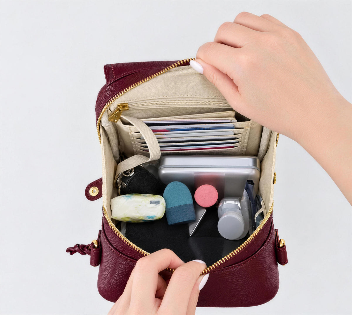Bolso bandolera burdeos abierto desde arriba: tarjetero, móvil, cosméticos y llaves, cada cosa en su sitio