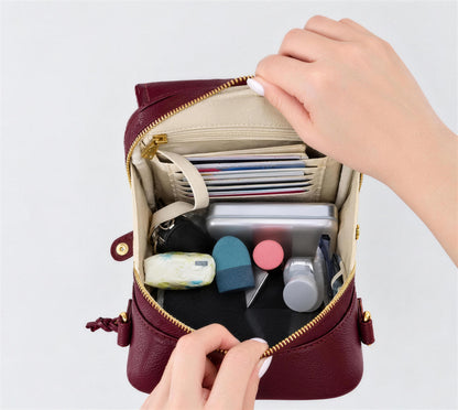 Bolso bandolera burdeos abierto desde arriba: tarjetero, móvil, cosméticos y llaves, cada cosa en su sitio