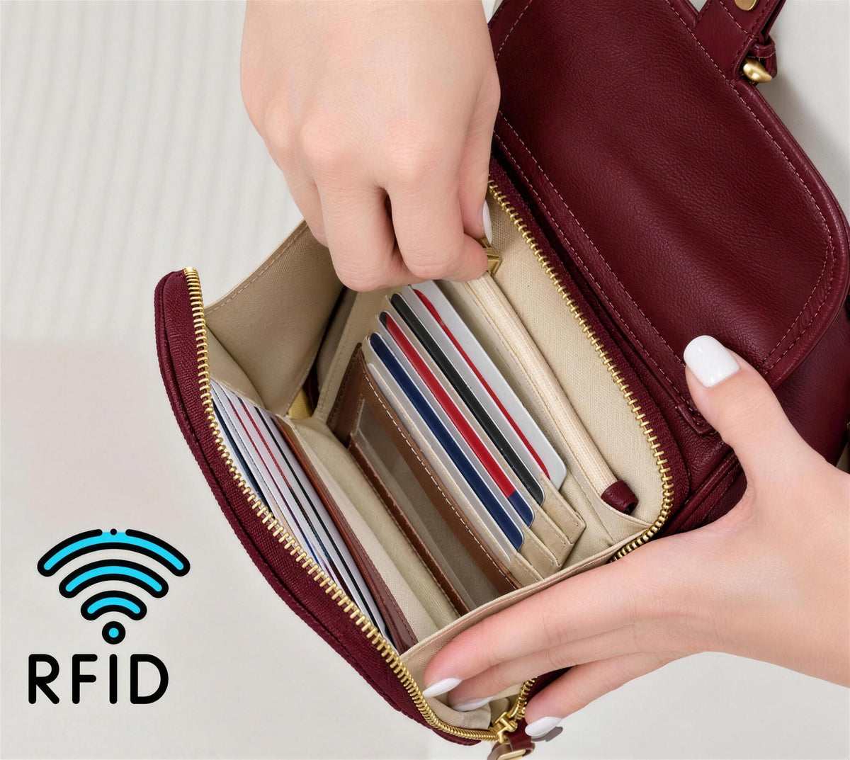 Ranuras para tarjetas dentro del bolso bandolera burdeos